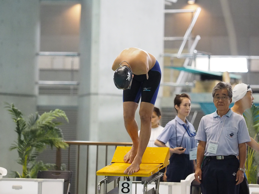 男子１００メートル平泳ぎSB7のスタート。中村智太郎（パル彩の台）