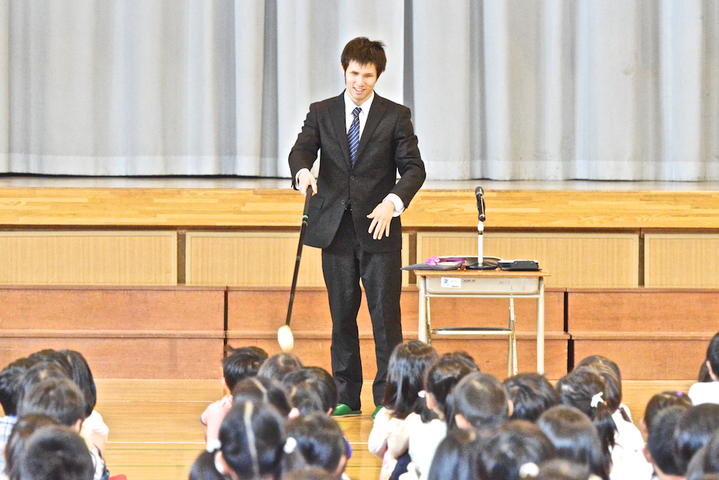 ターンやゴールを合図するタッピング棒の説明をする木村選手