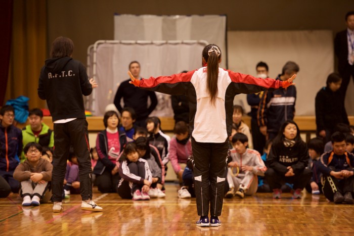 横浜市盲特別支援学校の子供たちがパラリンピックを目指す全盲の高田千明選手をモデルに陸上のコーチングを体験