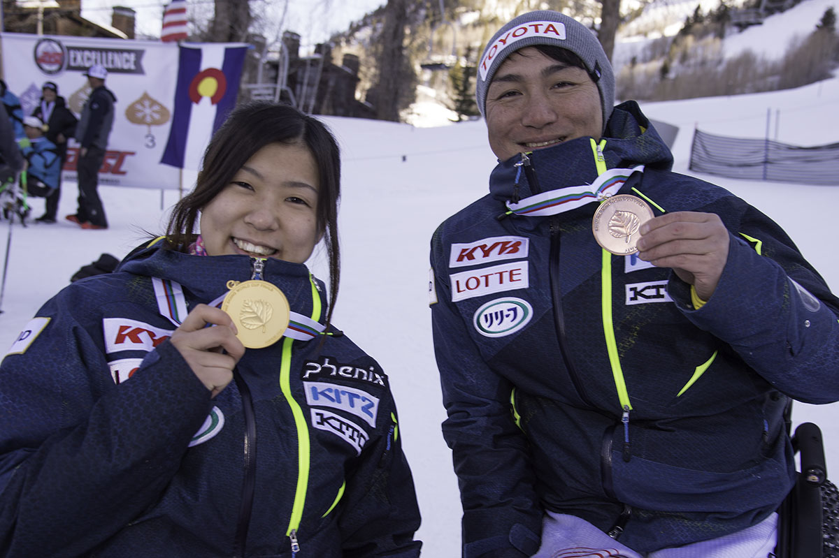 大回転で優勝した村岡桃佳（早稲田大学）と３位の森井大輝（トヨタ自動車）　写真：堀切功