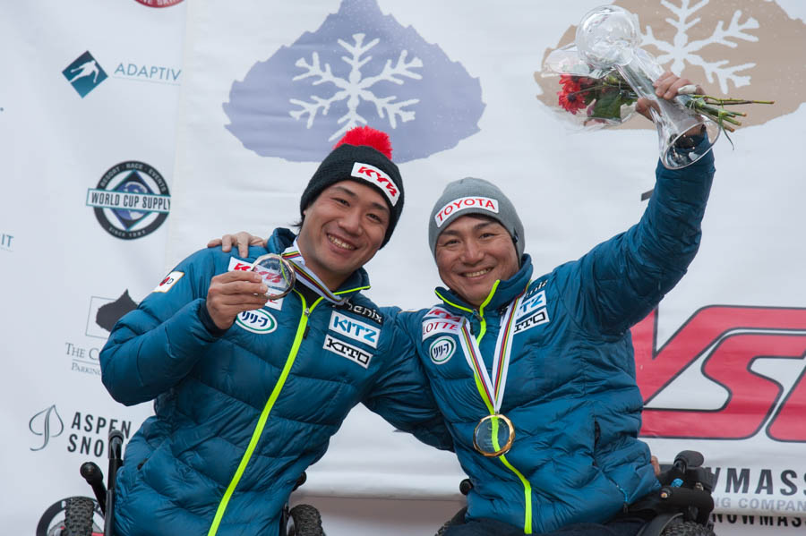 種目別スラローム男子座位優勝、森井大輝選手（右）。同2位、鈴木猛史選手（左）