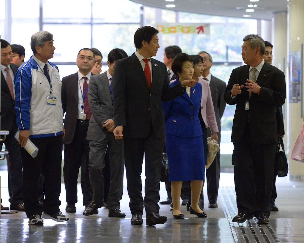 横浜市長・林文子を始めとする市役所健康福祉局と横浜ラポール職員らにより館内を視察するスポーツ庁長官・鈴木大地