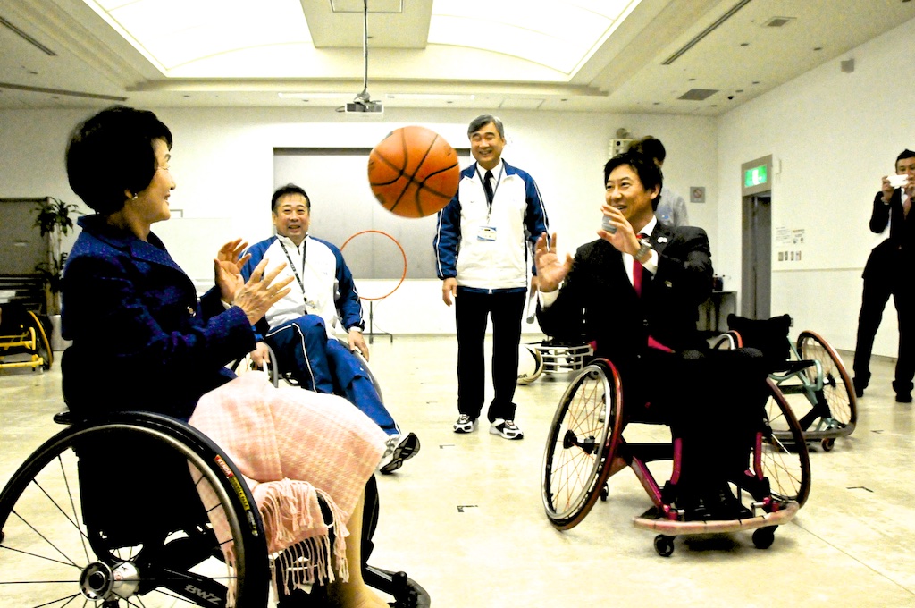 車椅子バスケットボール体験。林文子横浜市長と鈴木大地スポーツ庁’官