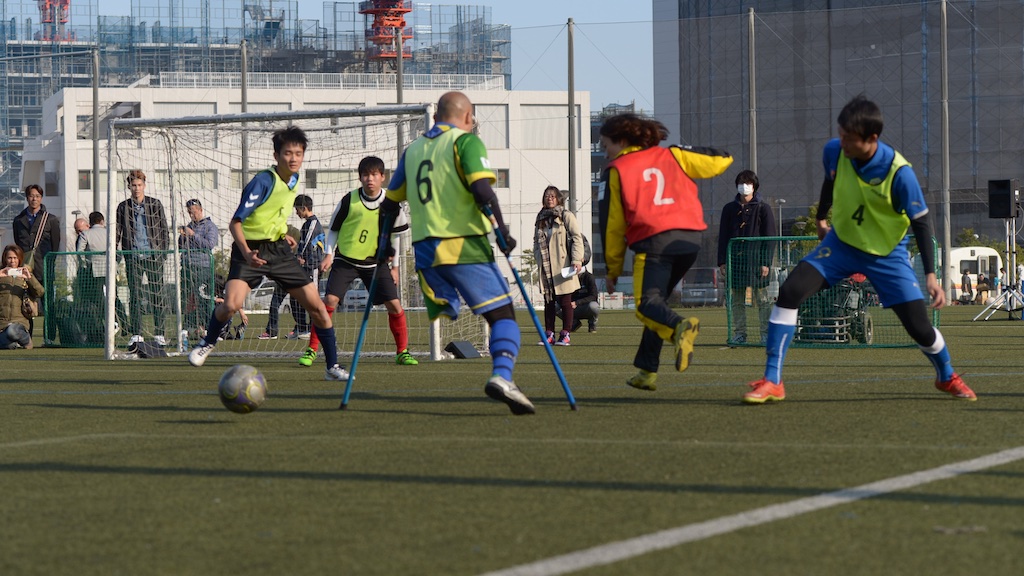 最後のエキシビションマッチは、立位のサッカー選手らにより行われた。背番号２番は元日本代表・北澤豪氏