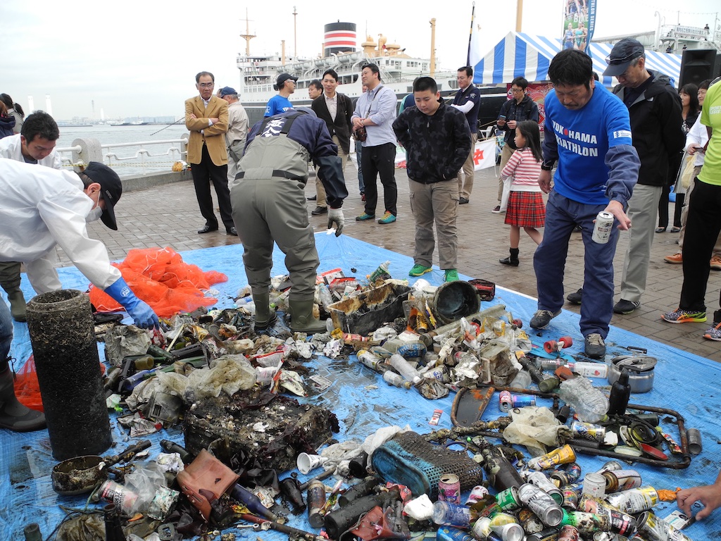 ダイバーによる海底の清掃で引き上げられたゴミ