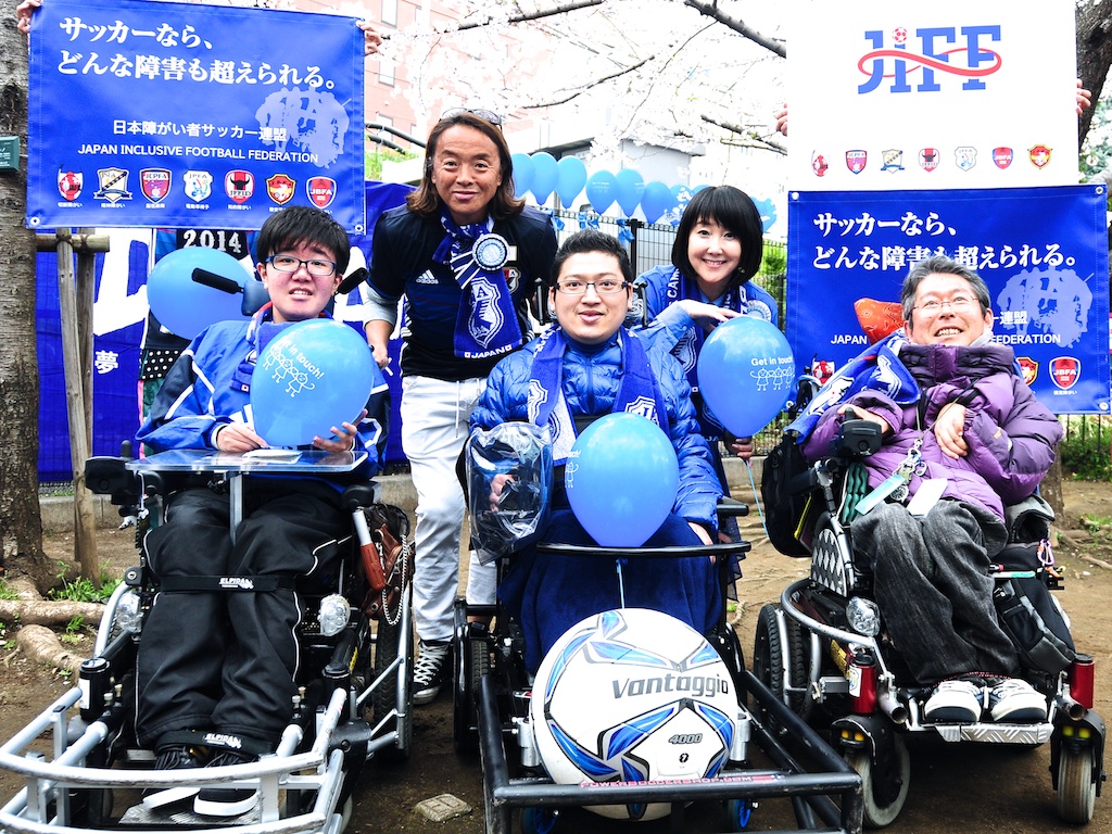 電動車椅子サッカー選手と北澤豪会長、東ちづる代表