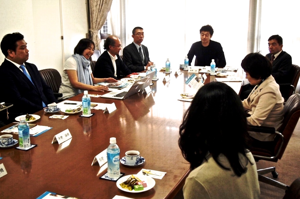 「ティー・ミーティング～ようこそ市長室へ～」林市長と横浜パラスポーツのつどいメンバーによる会議風景