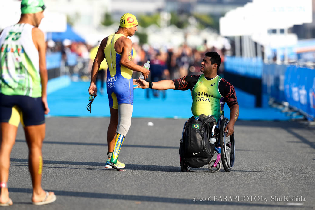 競技開始の朝。トランジッションで声をかけあうブラジル選手たち　写真・岸田修