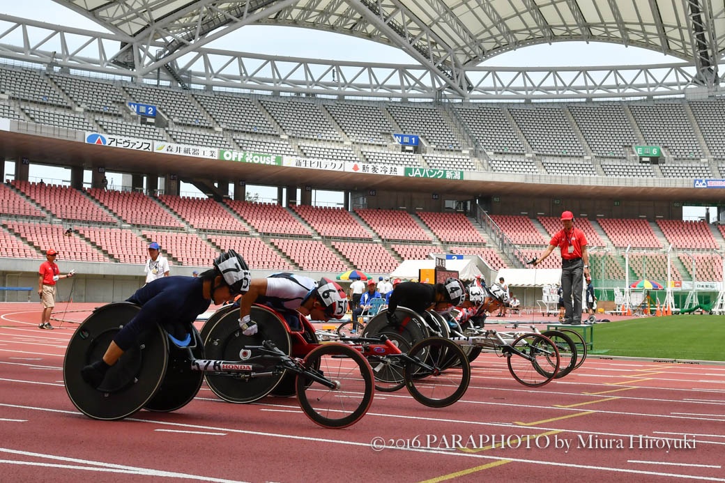 １００メートルT５４決勝のスタート　写真・三浦宏之