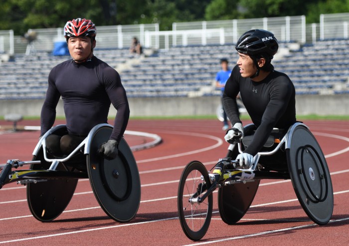 ８００メートルのレース後の鈴木朋樹（右）と樋口政幸（左）　写真・佐々木延江