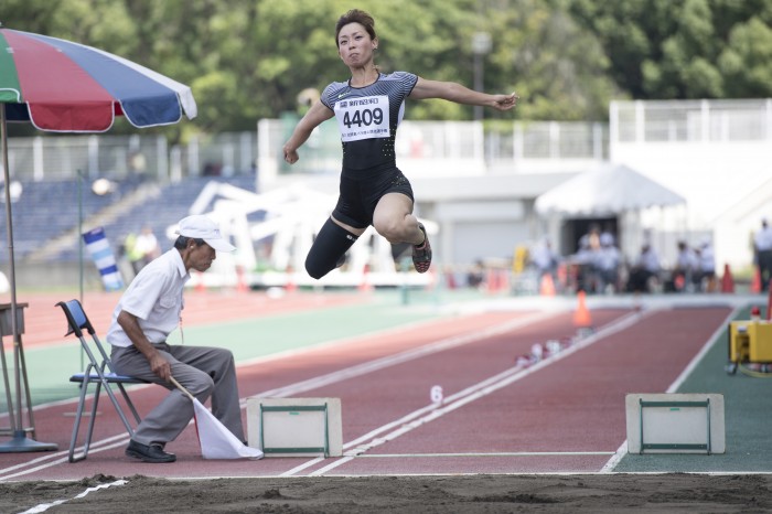 中西麻耶（31・大分県身体障害者陸上競技協会）の跳躍。自身の持つ大会記録を更新して優勝した　写真・山下元気