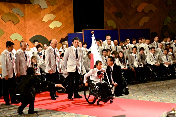 壮行会の終盤。送り出される選手団の先頭を行く車いすテニスの上地結衣（エイベックス）と車椅子バスケットボールの藤本怜央（SUS）