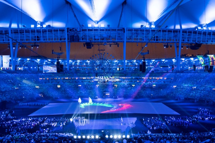 ステージに浮かび上がったパラリンピックのシンボル　写真・三浦宏之