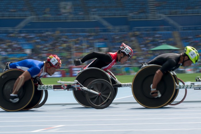 ５０００メートルT５４のレースの先頭で競る樋口政幸　写真・三浦宏之