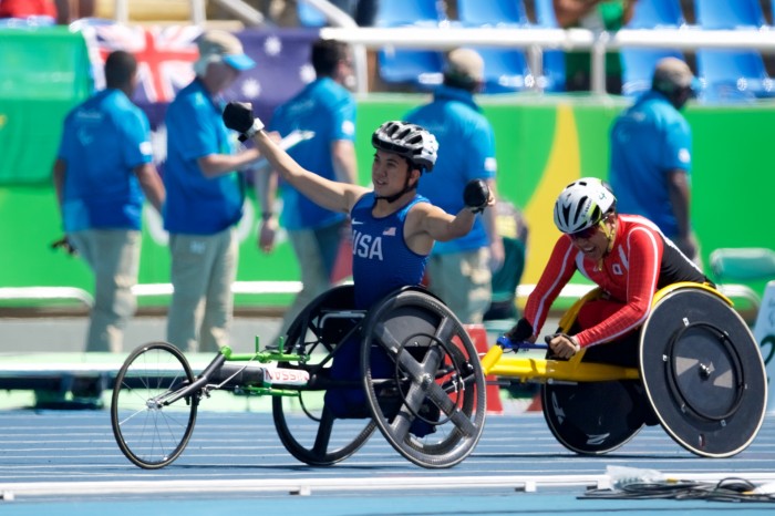 レース後、ガッツポーズを見せるマーティンと悔しい表情を見せる佐藤　写真・三浦宏之