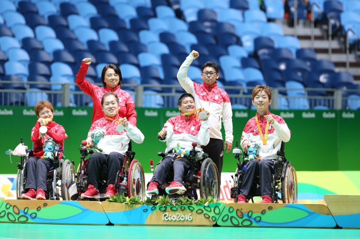 団体戦で銀メダルを獲得したボッチャ日本代表チームの表彰式　写真・中村真人