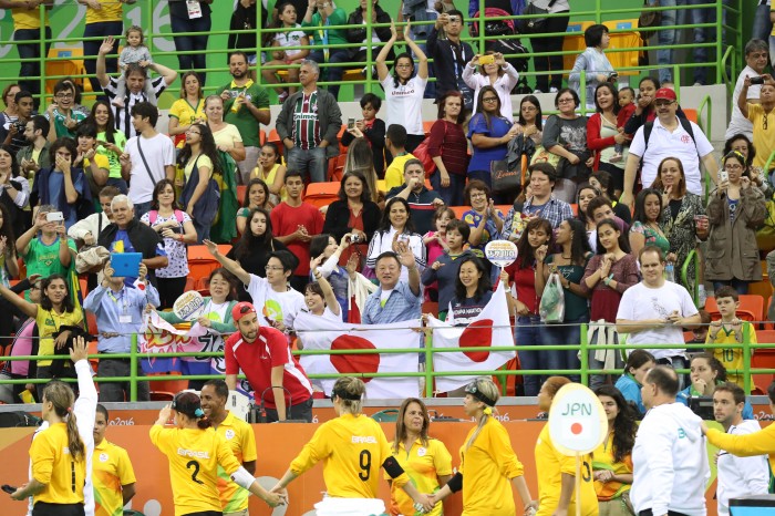 勝利を喜ぶ日本の観客席の背後に寂しく会場を離れるブラジルの人々　写真・中村"Manto"真人