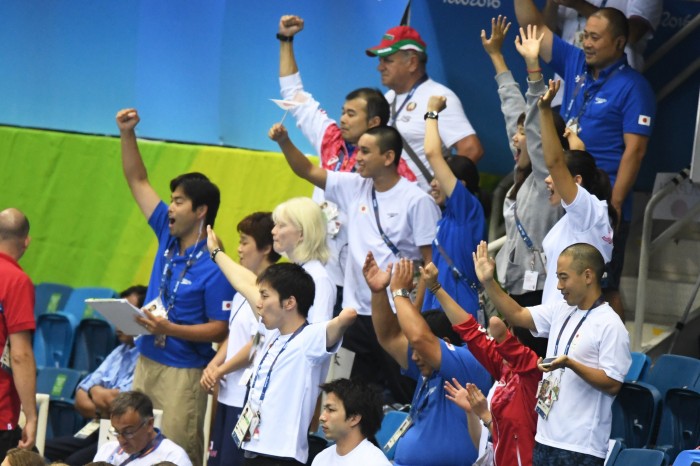 応援する日本選手団　写真・西川隼矢