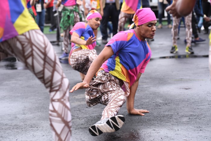 歓迎セレモニーで披露されたダンス。片足のダンサーも。　写真・山下元気