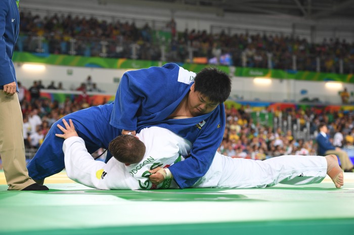 男子柔道１１０kg超級の決勝戦で、日本の正木健人はイランのHamzeh Nadr選手に技をかけて１本を取る　写真・山下元気 