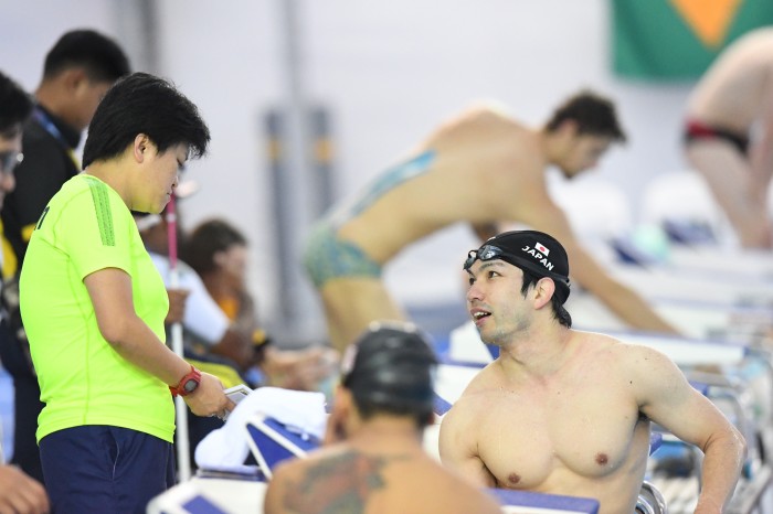 6日（火）ウォームアッププールで練習中の鈴木孝幸（右）と峰村史世日本代表監督（左）　写真・西川隼矢