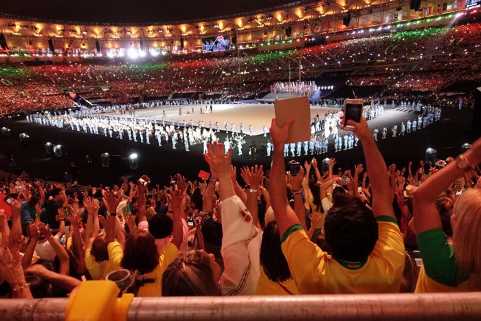 ブラジル代表の入場行進に湧くマラカナン競技場　写真・山下元気
