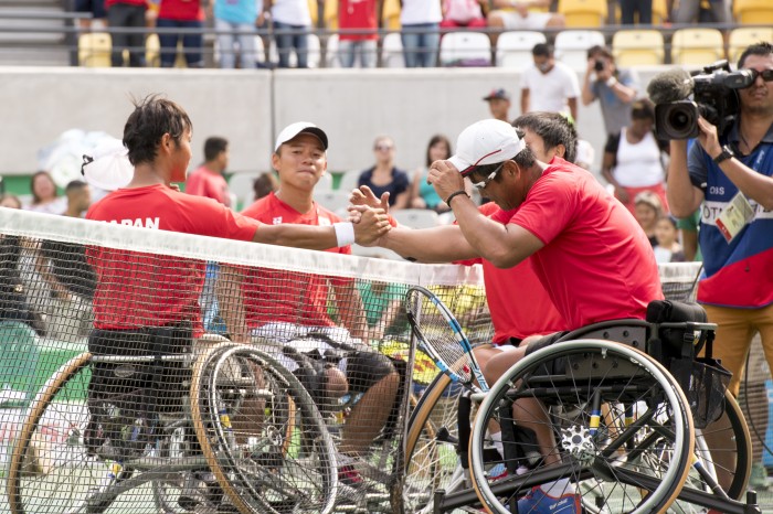 試合後、４人の目には涙が見えた 写真・山下元気