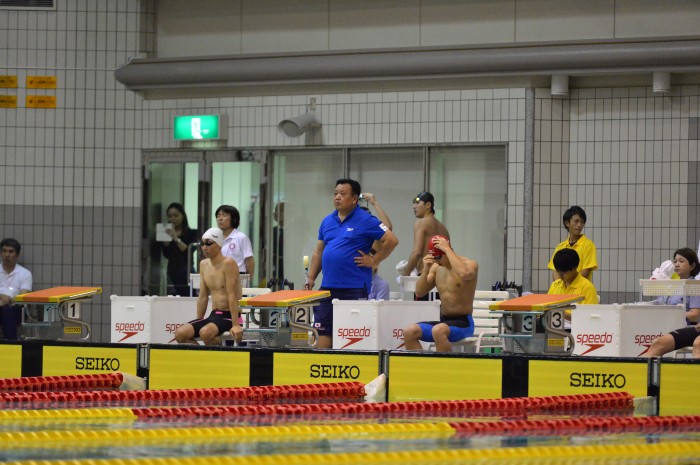 ブラインドスイマーのタッピングを担当する寺西真人コーチ。