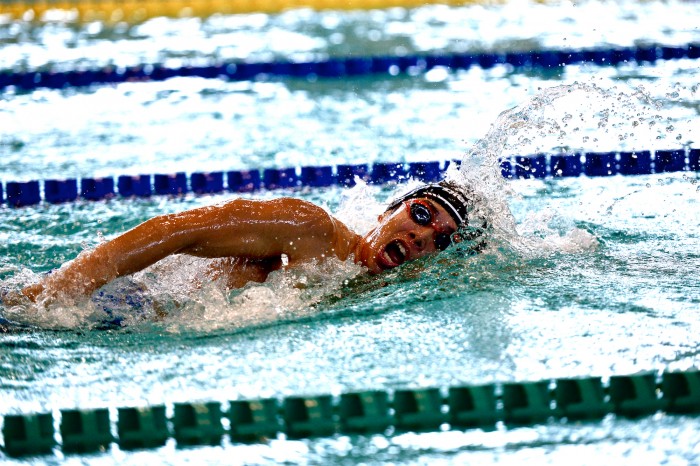 ４００メートルを泳ぐ弱視の富田宇宙。長距離種目で世界選手権を目標にしている