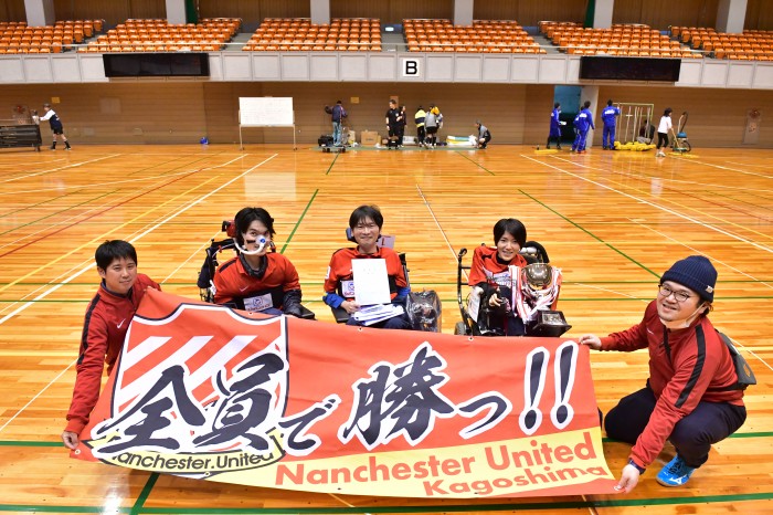 優勝した Nanchester United 鹿児島、選手とスタッフ