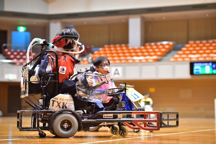 決勝戦。FCクラッシャーズの飯島洸洋（奥）とNanchester United 鹿児島の東武範（手前）