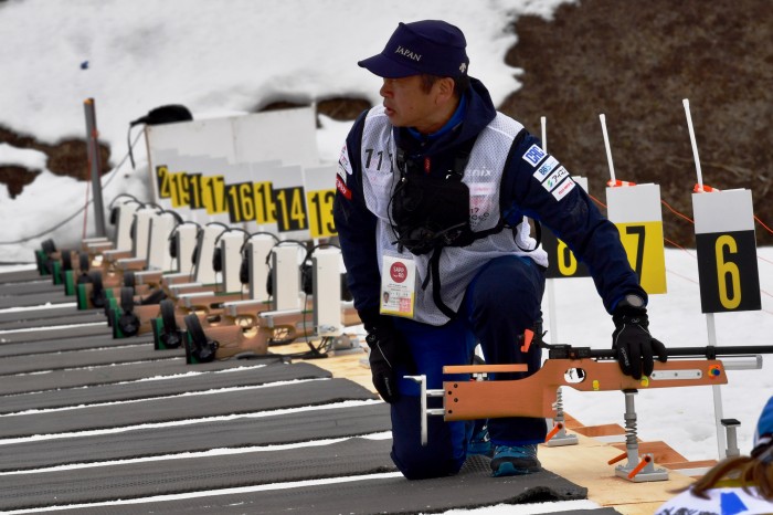 射場で選手を待つ荒井秀樹監督