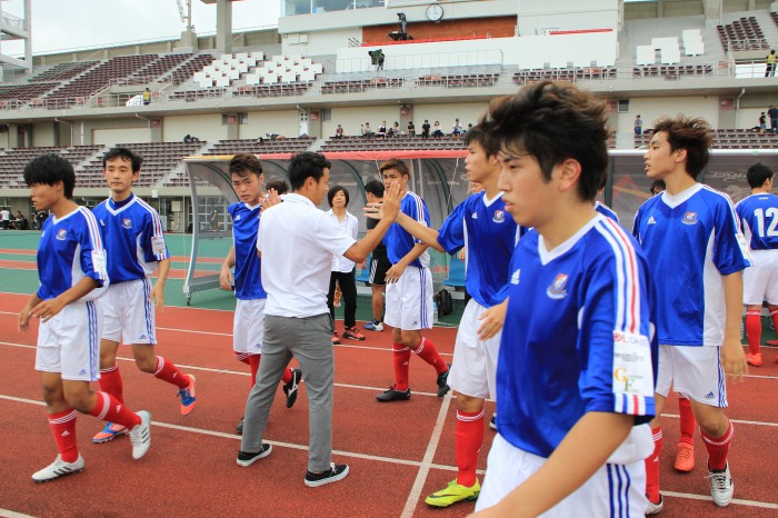 試合後の横浜のハイタッチ