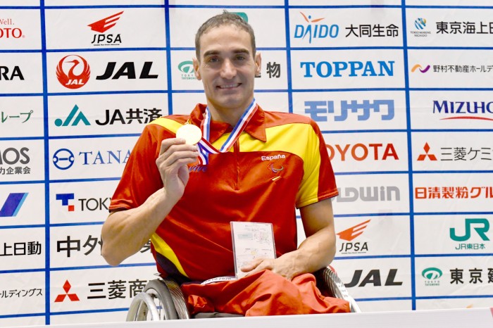５０メートル平泳ぎ（SB3）の表彰式でのスペインのミゲル・ルカ　写真・佐々木延江