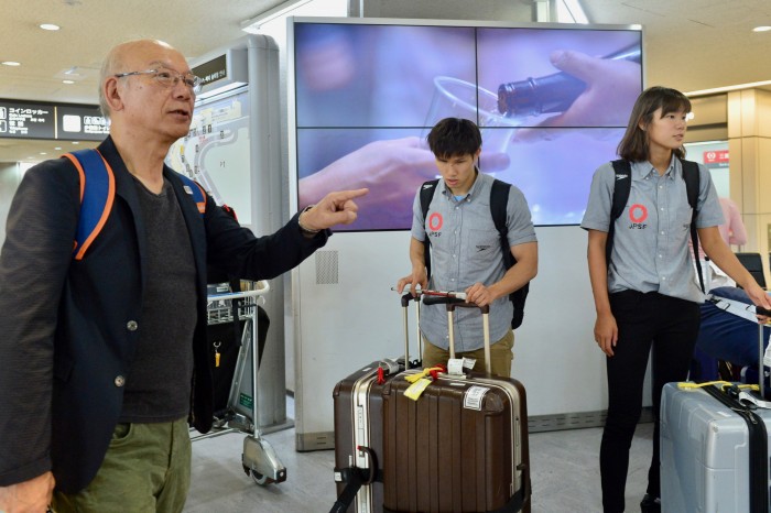 日本身体障害者水泳連盟・桜井誠一氏、帰国した選手の無事を確認する