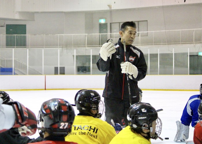 平昌への最終戦に向けた、強化合宿で信田憲司コーチ。やまびこスケートの森アイスアリーナ