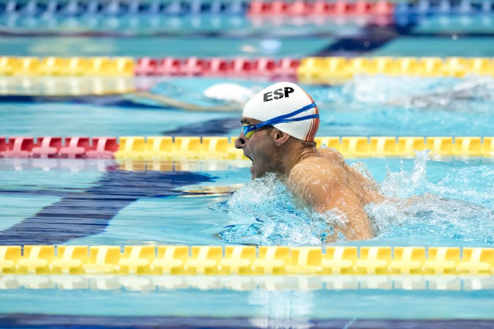 鈴木孝幸と競い合うスペインの王者ミゲル・ルカ。５０メートル平泳ぎ（SB3）でのライバルどうし　写真・山下元気
