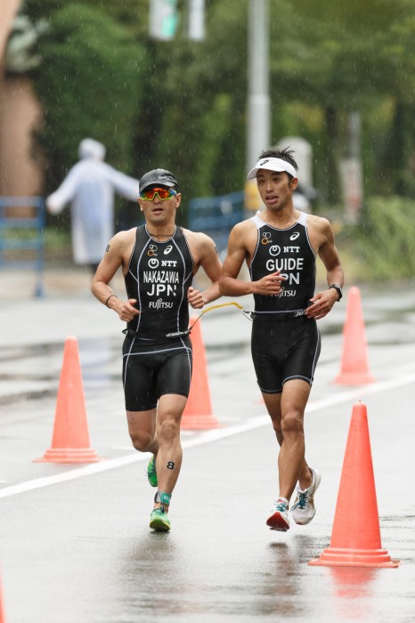 お台場でのランパート　中澤隆（インヴェンティヴ・タカラエムシー・インターフィールド・青山トライアスロン倶楽部/東京）PTVI・原田雄太郎ガイド　写真・内田和稔