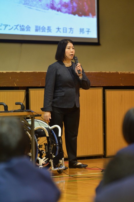 偏った考えでなく、物事を多角的にとらえようと語りかける大日方さん