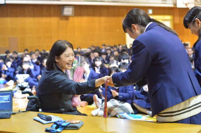 講演のお礼に、生徒代表から大日方へ花束が贈られた。