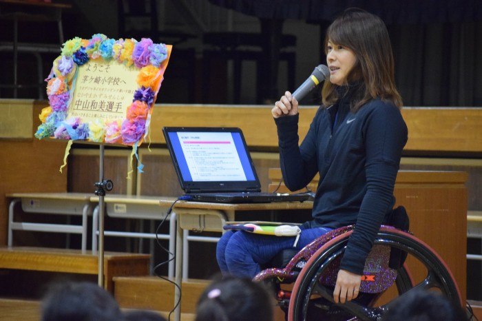 横浜市立茅ヶ崎小学校で講演するパラリンピック日本代表・中山和美