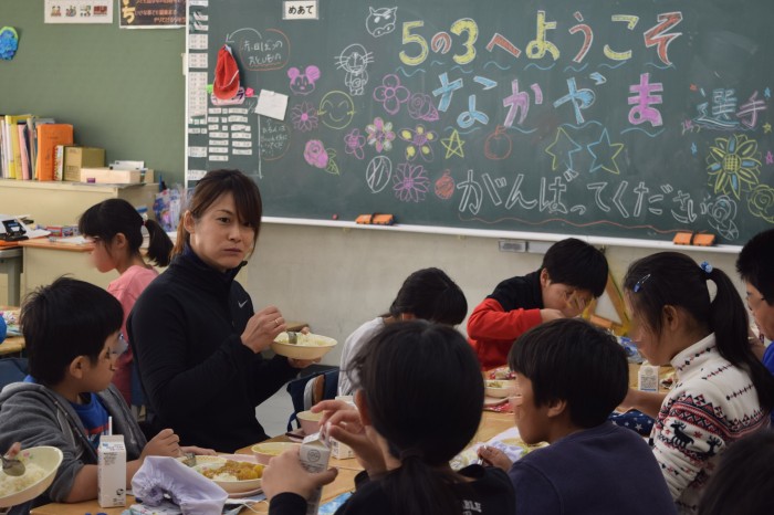 給食をともにする中山