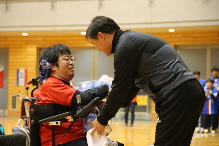 横浜クラッカーズ・竹田敦史の引退セレモニー。プレゼンターは元横浜F・マリノス監督の木村幸吉氏　（写真・内田和念）