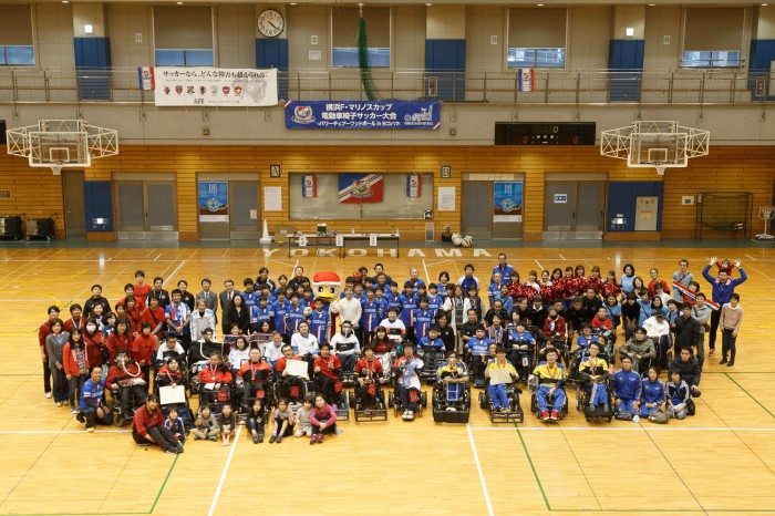 横浜F・マリノスカップ 第１５回電動車椅子サッカー大会、決勝戦を戦った横浜クラッカーズ、ＦＣクラッシャーズの選手と大会スタッフ一同　（写真・内田和稔）