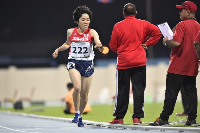 １５００メートル（T20・知的障害）でトラックを独走する山本萌恵子（１９歳・日本知的障害者陸上競技連盟）ゴール付近で手元の時計を確認する　（写真・山下元気）