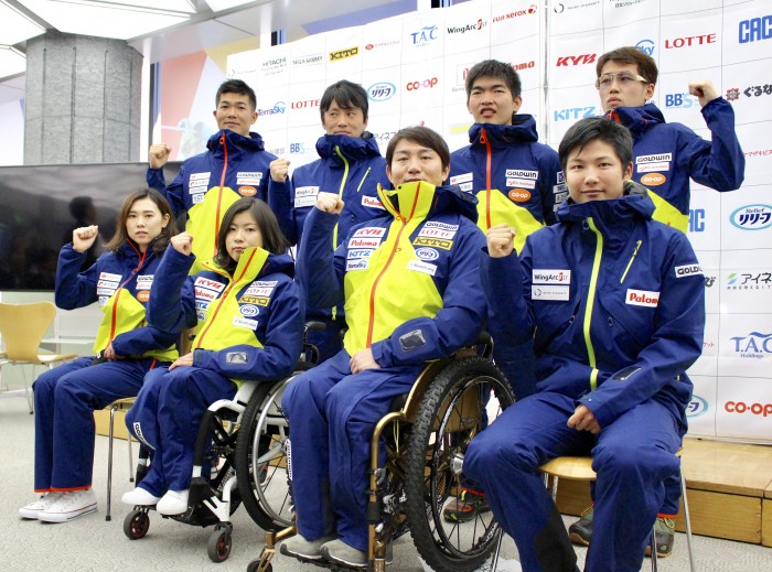 １２月２５日、日本障害者スキー連盟２０１７ー１８シーズンキックオフ記者会見に出席した、平昌パラリンピック日本代表推薦選手たち