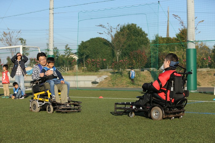 電動車椅子サッカーも芝の上で開催された