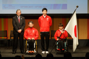 団旗授与を終えてフォトセッション。左から、山脇康JPC委員長、花岡伸和団長、今井大湧主将、小池さくら旗手（写真・内田和稔）