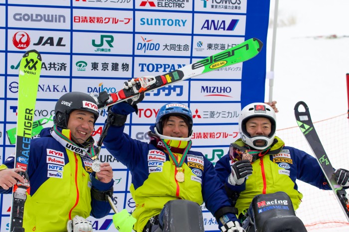 ４日、男子・回転（座位）表彰式。１位・森井大輝（トヨタ自動車）、２位・鈴木猛史（KYB）、３位・狩野亮