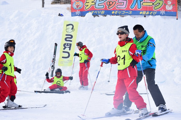 視覚障害児にスキーを指導する